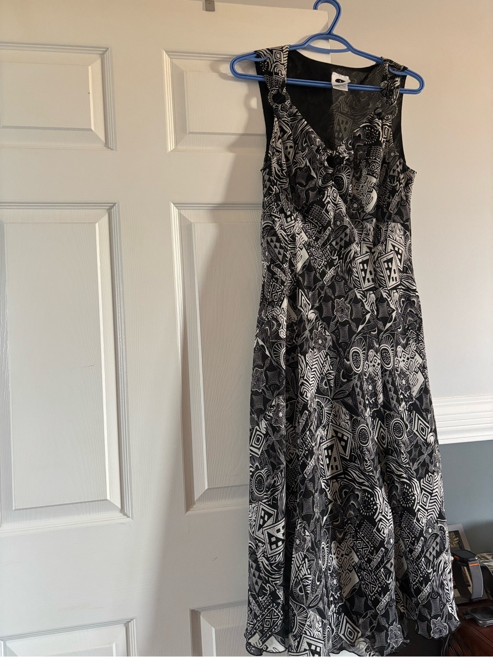 Sleeveless Black & White Patterned V-Neck Dress